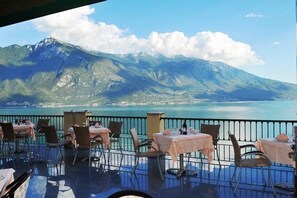 Outdoor dining - La Limonaia Hotel & Residence (Limone sul Garda)