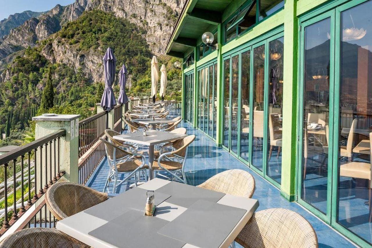 Une terrasse avec des sièges extérieurs et une vue sur les montagnes.