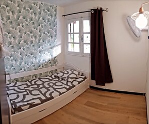 5 bedrooms, iron/ironing board, free WiFi, bed sheets