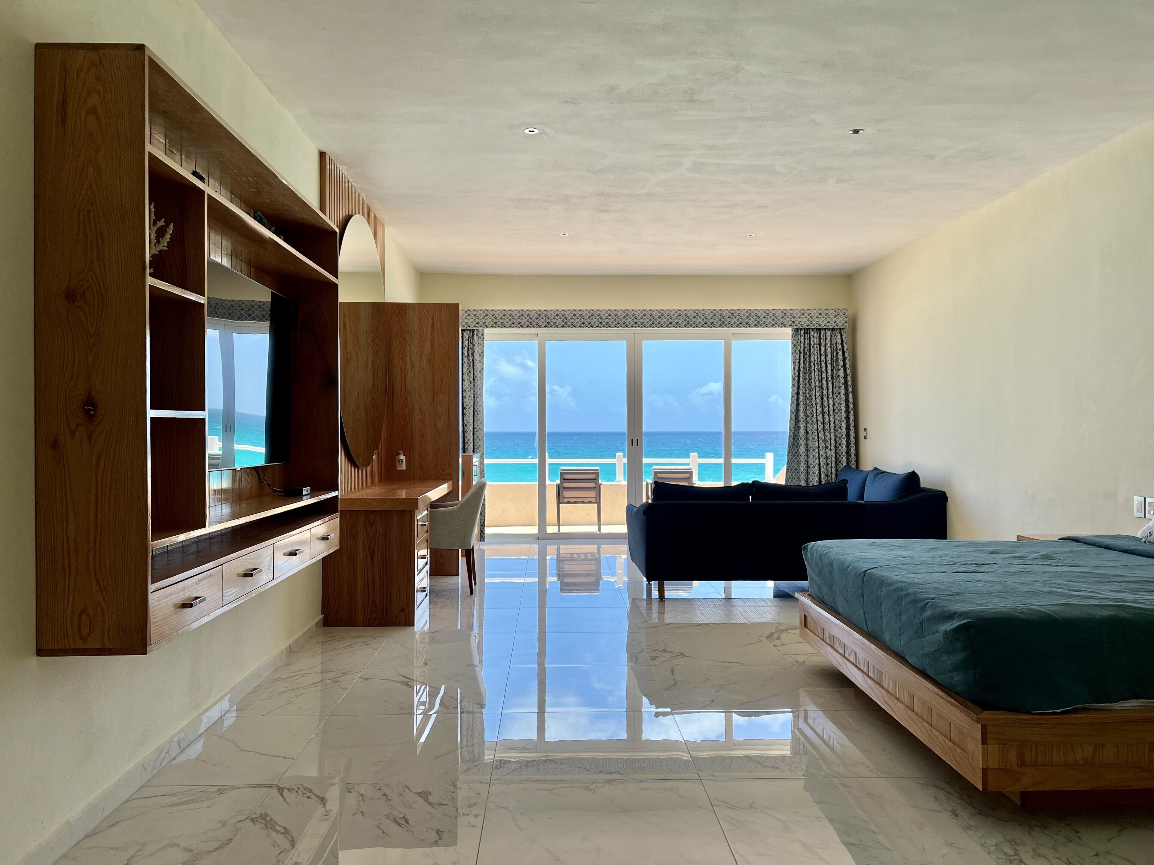 Five Bedroom Beach House | Safe på rommet, blendingsgardiner og strykejern/-brett