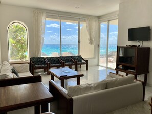 Three Bedroom Beach | Zona de estar | Smart TV de 45 pulgadas con canales por cable, una televisión