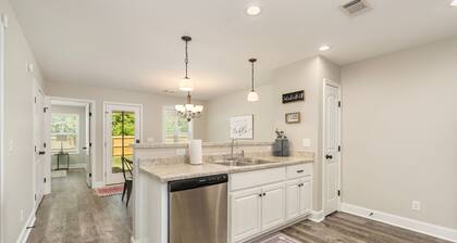 Newly renovated townhome 11 min from GA National Fair Grounds!