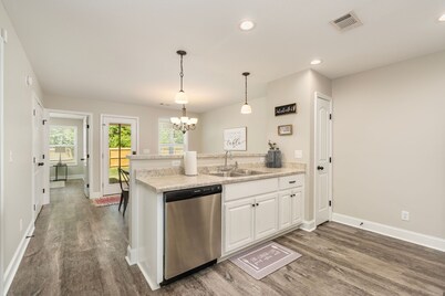 Newly renovated townhome 11 min from GA National Fair Grounds!