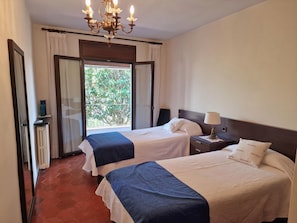 3 bedrooms, iron/ironing board, Internet - BEAUTIFUL HOUSE IN SANT FELIU DE GUIXOLS WITH PARKING AND A BIG GARDEN (Sant Feliu de Guixols)