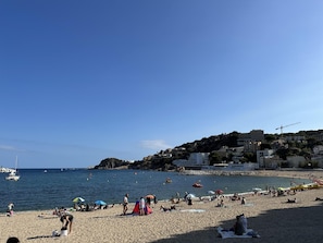 A beach with people, tents, and boats. - BEAUTIFUL HOUSE IN SANT FELIU DE GUIXOLS WITH PARKING AND A BIG GARDEN (Sant Feliu de Guixols)