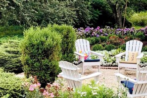 Property grounds - Historic, Antique Southern Maine Farmhouse For All Seasons - 5 mins to Portland! (Falmouth)