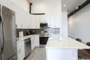 Réfrigérateur, micro-ondes, four, plaque de cuisson