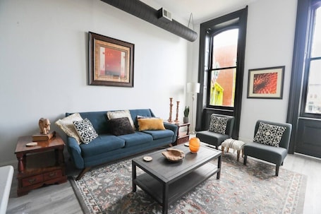 Smart TV. 2A Experience Easton in Luxury: