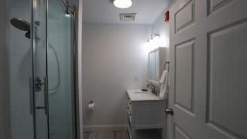 Serviettes fournies, papier toilette