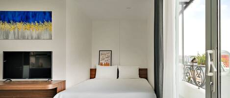 Premier Apartment, 1 Queen Bed, Kitchen, Lakeside | 1 bedroom, individually decorated, individually furnished, desk