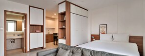 Premier Apartment, 1 Queen Bed, Kitchen, Lakeside