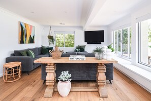 Smart TV, books - Gorgeous Lakeside Accomodation Family Friendly  (Wamberal)