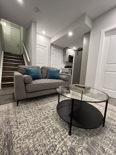 Modern Pvt 2BR Legal Suite | High-Speed Wi-Fi | 5m to Spruce Meadows & Transit