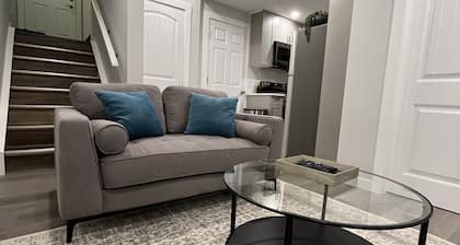 Modern Pvt 2BR Legal Suite | High-Speed Wi-Fi | 5m to Spruce Meadows & Transit