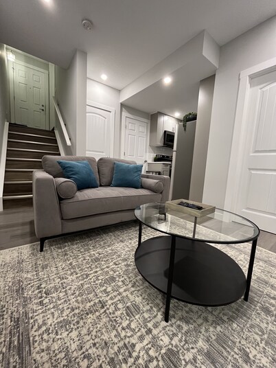 Modern Pvt 2BR Legal Suite | High-Speed Wi-Fi | 5m to Spruce Meadows & Transit