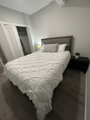 2 bedrooms, desk, iron/ironing board, travel crib - Modern Pvt 2BR Legal Suite | High-Speed Wi-Fi | 5m to Spruce Meadows & Transit (Calgary)