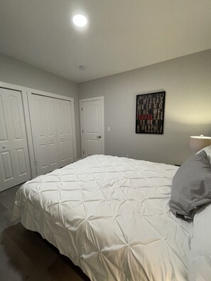 2 Schlafzimmer, Schreibtisch, Bügeleisen/Bügelbrett, Reisekinderbett
