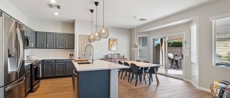 Refrigerador, microondas, horno y parrilla de estufa