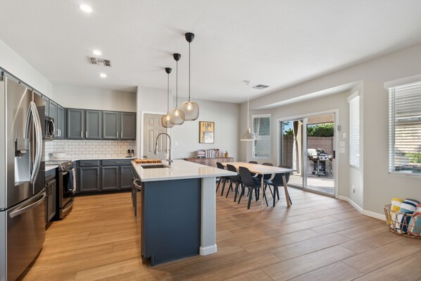 Refrigerador, microondas, horno y parrilla de estufa 