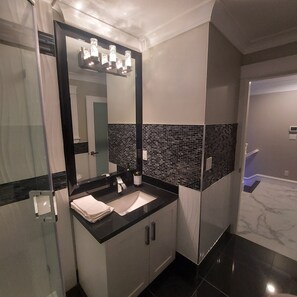 Shower, jetted bath, hair dryer, towels
