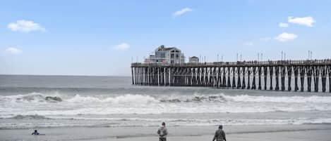 Beach nearby, sun-loungers, beach towels