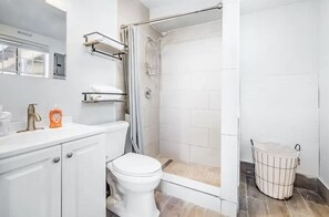Dusche, Haartrockner, Handtücher, Seife
