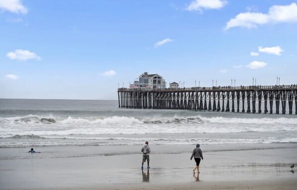 Vlak bij het strand, ligstoelen aan het strand, strandlakens