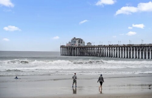 Cozy 2BR Bungalow by the beach, coffee, and dining. Walking Score 10/10