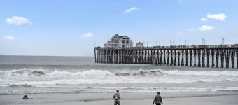 Cozy 2BR Bungalow by the beach, coffee, and dining. Walking Score 10/10