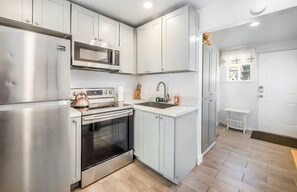 Een koelkast, een magnetron, een oven, een kookplaat