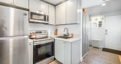 Cozy 2BR Bungalow by the beach, coffee, and dining. Walking Score 10/10