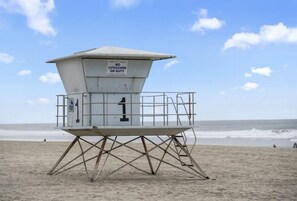 In Strandnähe, Liegestühle, Strandtücher