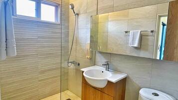 Classic Quadruple Room | Bathroom | Shower, rainfall showerhead, hair dryer, slippers