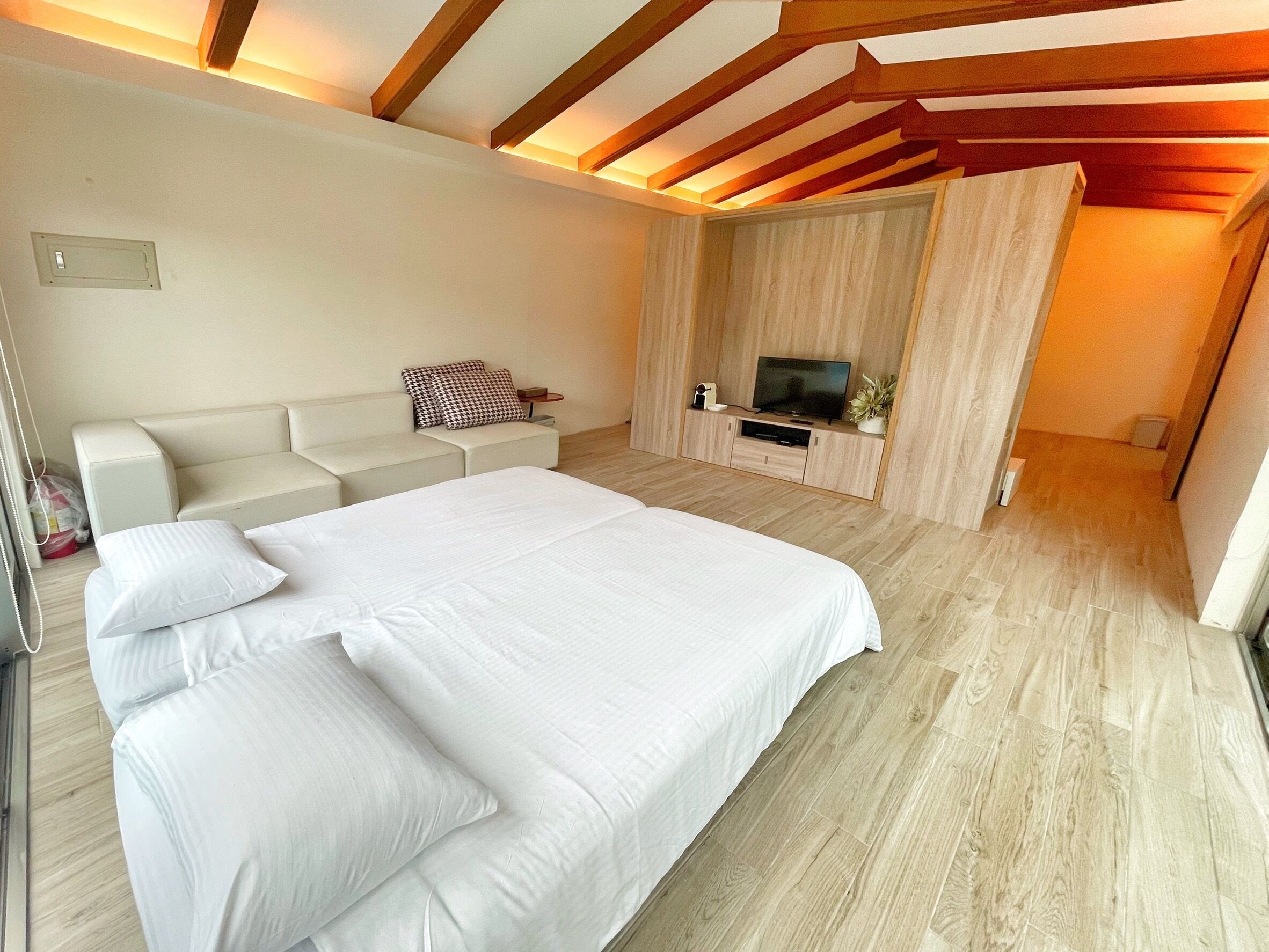 Deluxe Villa | Desk, laptop workspace, blackout drapes, free WiFi