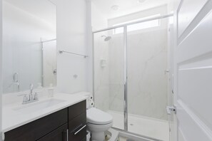 Hair dryer, towels, soap, shampoo - in-law suite with private entrance in a newly built house (Phoenix)