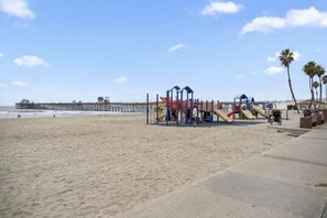 Beach nearby, sun-loungers, beach towels