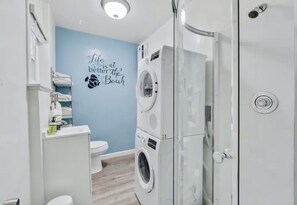 Douche, séchoir à cheveux, serviettes fournies, savon