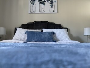 3 bedrooms, in-room safe, desk, iron/ironing board - Lakeland Casita in Point Venture  (Lago Vista)