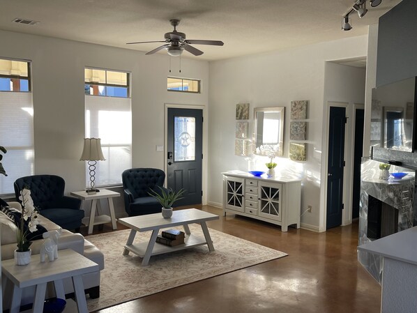 Smart TV, fireplace, table football - Lakeland Casita in Point Venture  (Lago Vista)