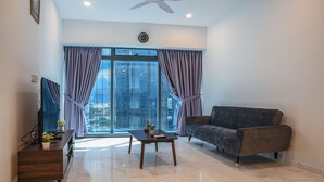 Una sala de estar moderna con un sofá, una mesa de centro y un mueble para televisión.