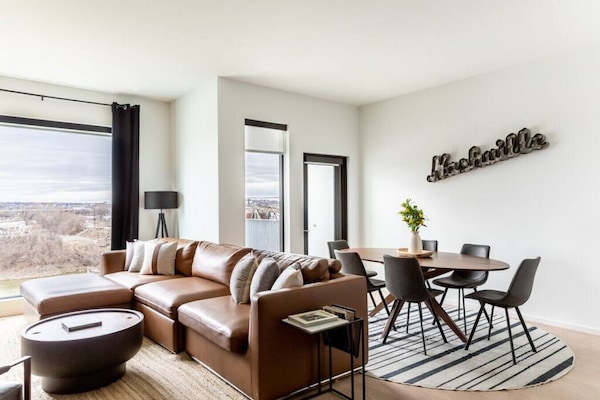 Bright and Spacious living with a pullout sofa. Queen air mattress also available. HD TV with all the apps you could want. The living room overlooks the Cumberland River. Two private patios! The living room opens up into the dining area and kitchen.