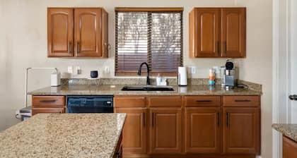 Glendale getaway Pool & Games