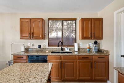 Glendale getaway Pool & Games