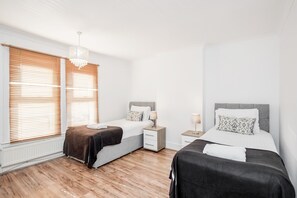 Hus | 4 soverom, strykejern/-brett, wi-fi (inkludert) og sengetøy