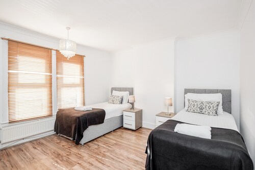 4 Bed House - Sleeps 8 - Garden - Parking - Wifi