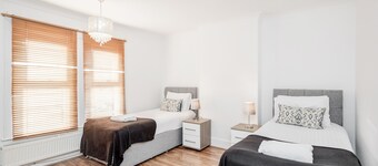 4 Bed House - Sleeps 8 - Garden - Parking - Wifi