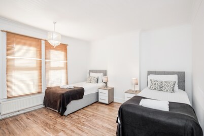 4 Bed House - Sleeps 8 - Garden - Parking - Wifi