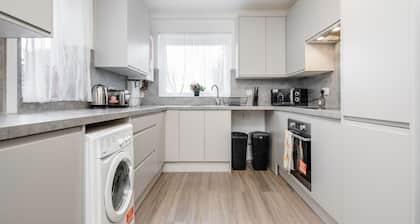 4 Bedroom House, Free Parking, Contractor's Haven