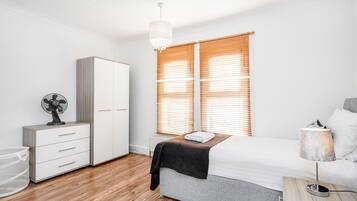 House | 4 bilik tidur, seterika/papan seterika, Wi-fi percuma, cadar katil