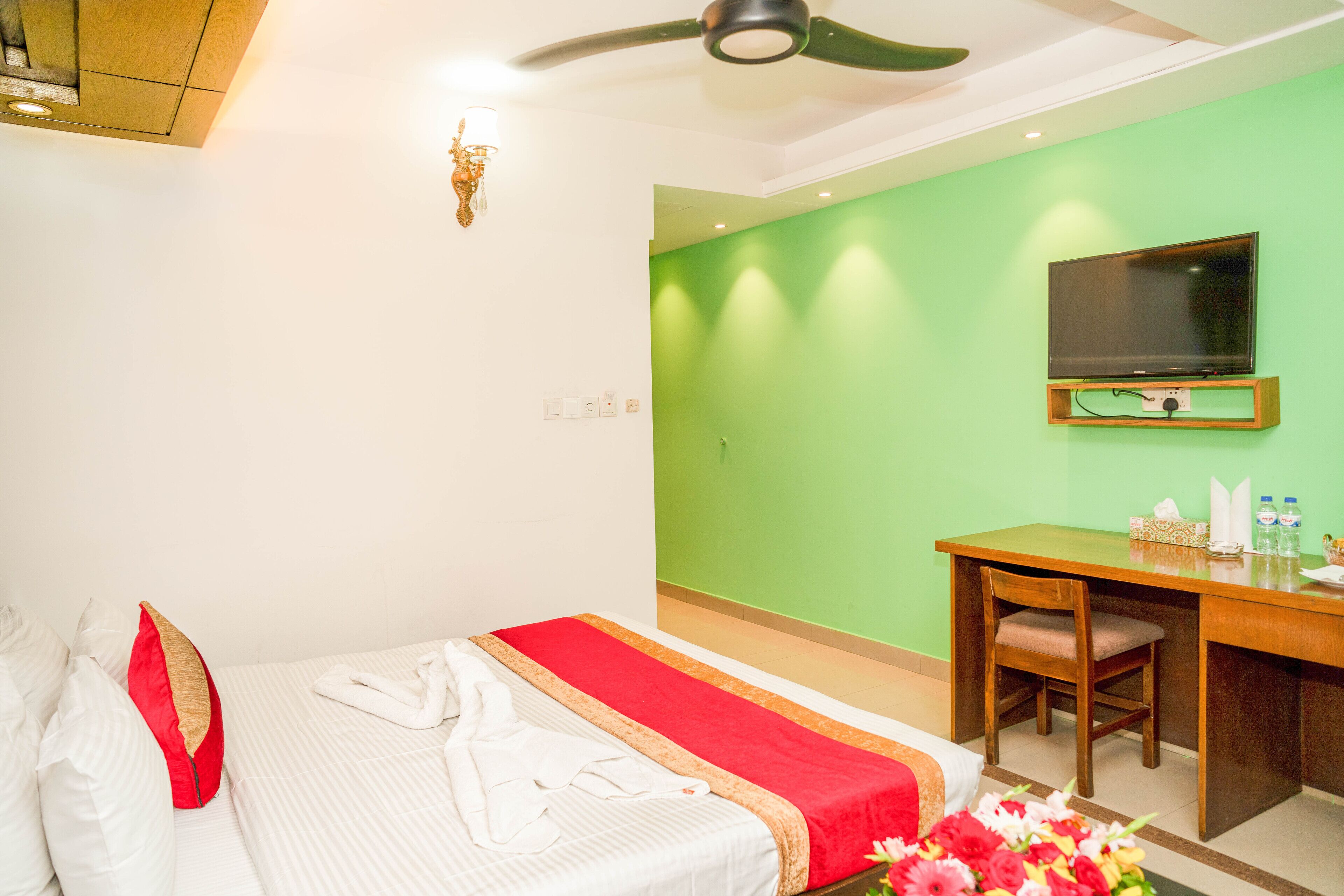 deluxe double room | fan